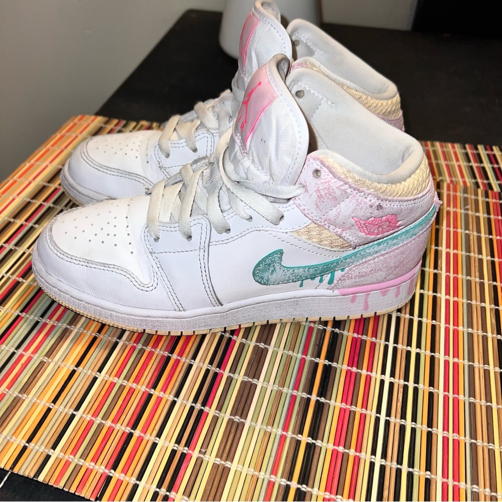 Kids Jordan Mids - Picture 3 of 4